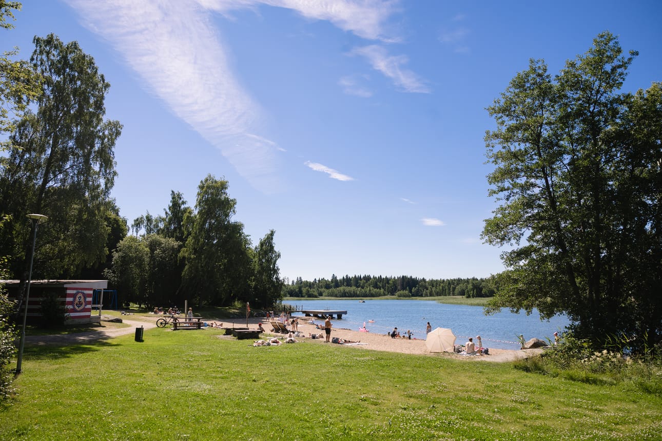 Iltapäivällä Strömsön uimarannalle on löytänyt jo moni auringonpalvoja.