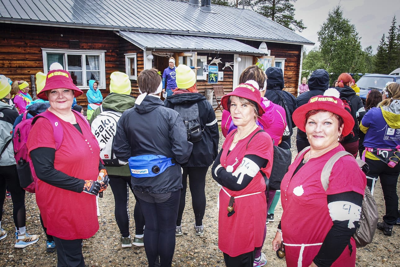 Korvatunturi innosti Piia Partasen (vas.), Anita Poudan ja Anne Ypyän kehittelemään joukkueensa nimeksi Pukin kesätontut.