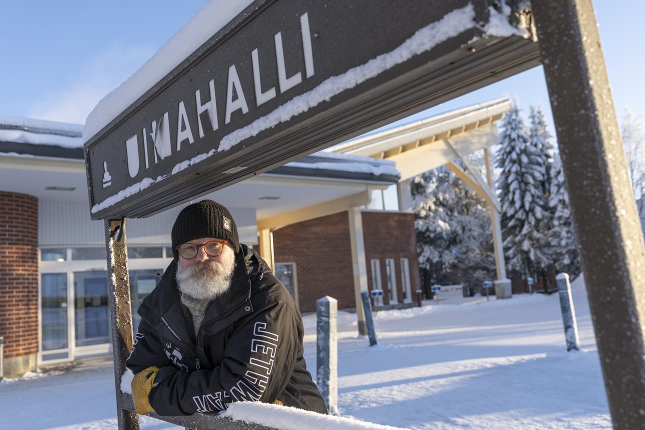 Kuusamolaisvaltuutettu Pasi Janhunen teki valtuustoaloitteen näkösuojista uimahallin pesutiloihin.