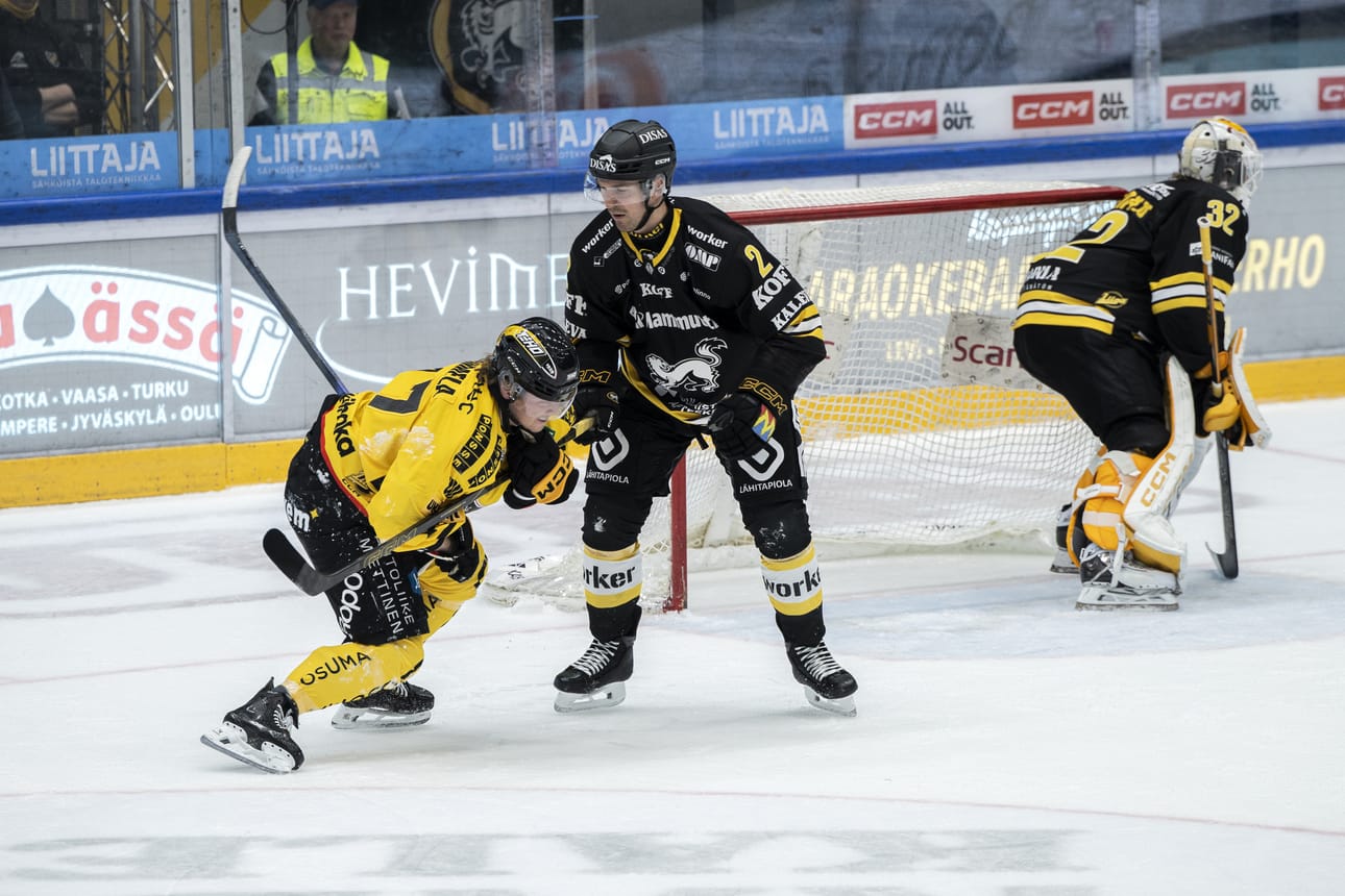 Kärppäpuolustaja Rasmus Rissanen hermostui Jonne Tammelalle suihkukomennuksen arvoisesti.