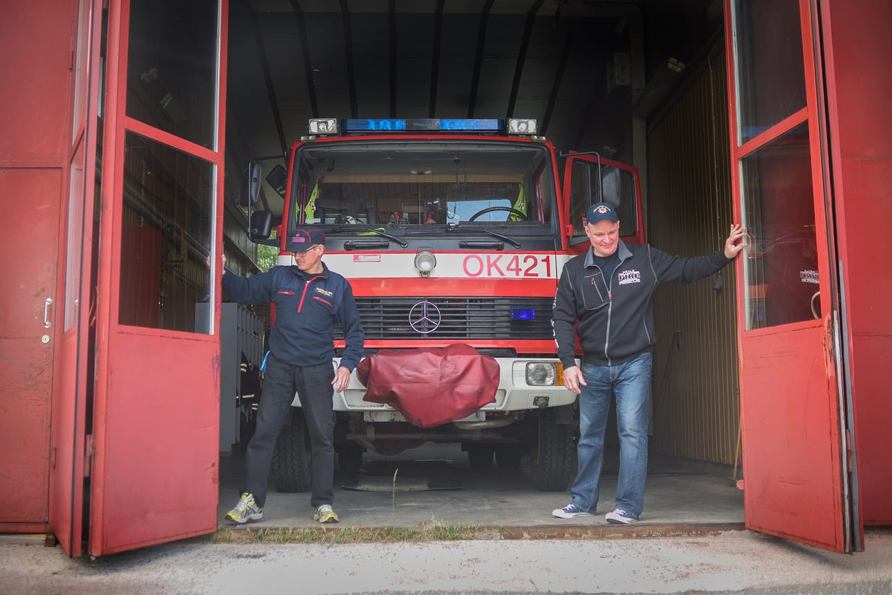Käylän sammutusosasto lakkaa ja paloauto siirtyy jonnekin muualle. Jukka Kurtti (vas.) ja Marko Niemelä avaavat tallin ovea.