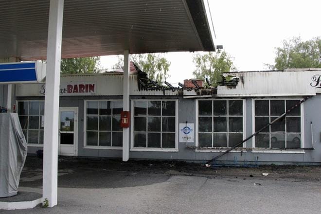 Huoltoasemarakennuksen kahvila Petalaxbarin vahingoittui pahoin maanantai-aamuna sattuneessa tulipalossa Maalahdessa. KUVA: ELIISA RÄSÄNEN