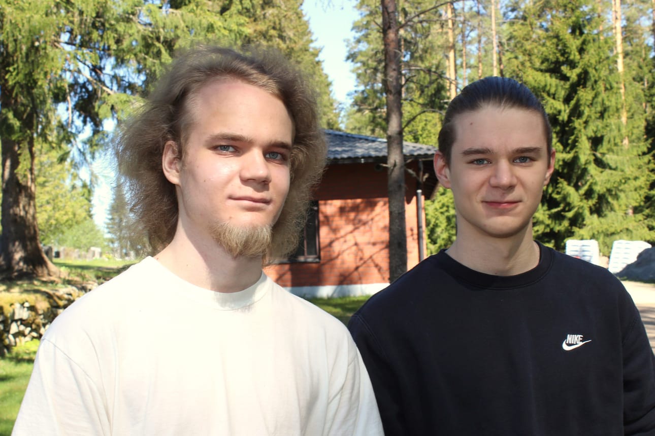Tuoreet ylioppilaat Konsta (vas.) ja Aarni Savolainen Karijoelta toivovat, että ovet aukeavat yliopistoihin. - Toivotaan. Ja jos ne eivät aukea, sitten vähän korotellaan aineita ja luetaan kokeisiin. Ja syksyllä haetaan sitten. Kuva. Lotta Kallio