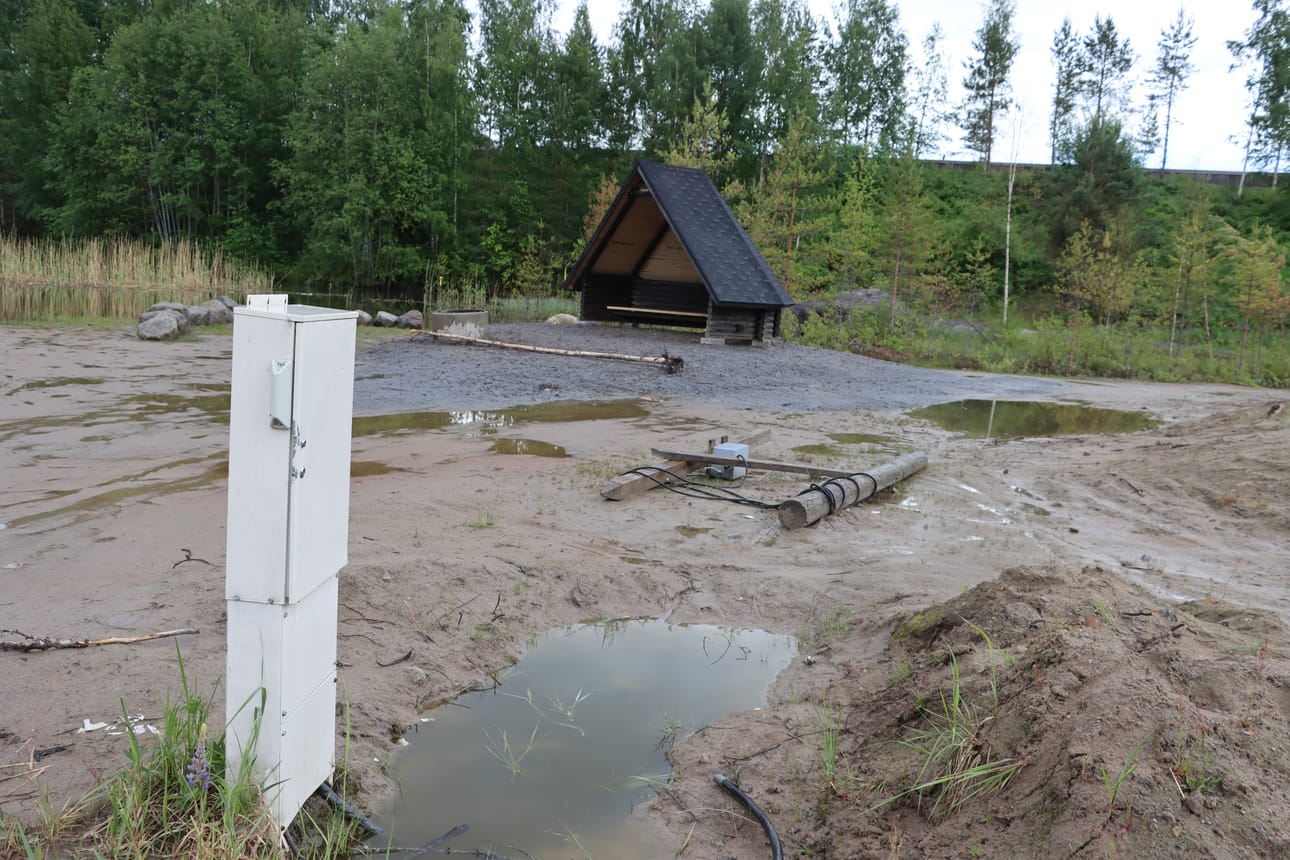 Rakennustyöt ovat vielä meneillään. Muun muassa rannalle tulevia uimakoppeja tehdään parhaillaan. Kuvassa näkyy alueelle rakennettu laavu, jota on ehditty jo ikävästi töhriä.