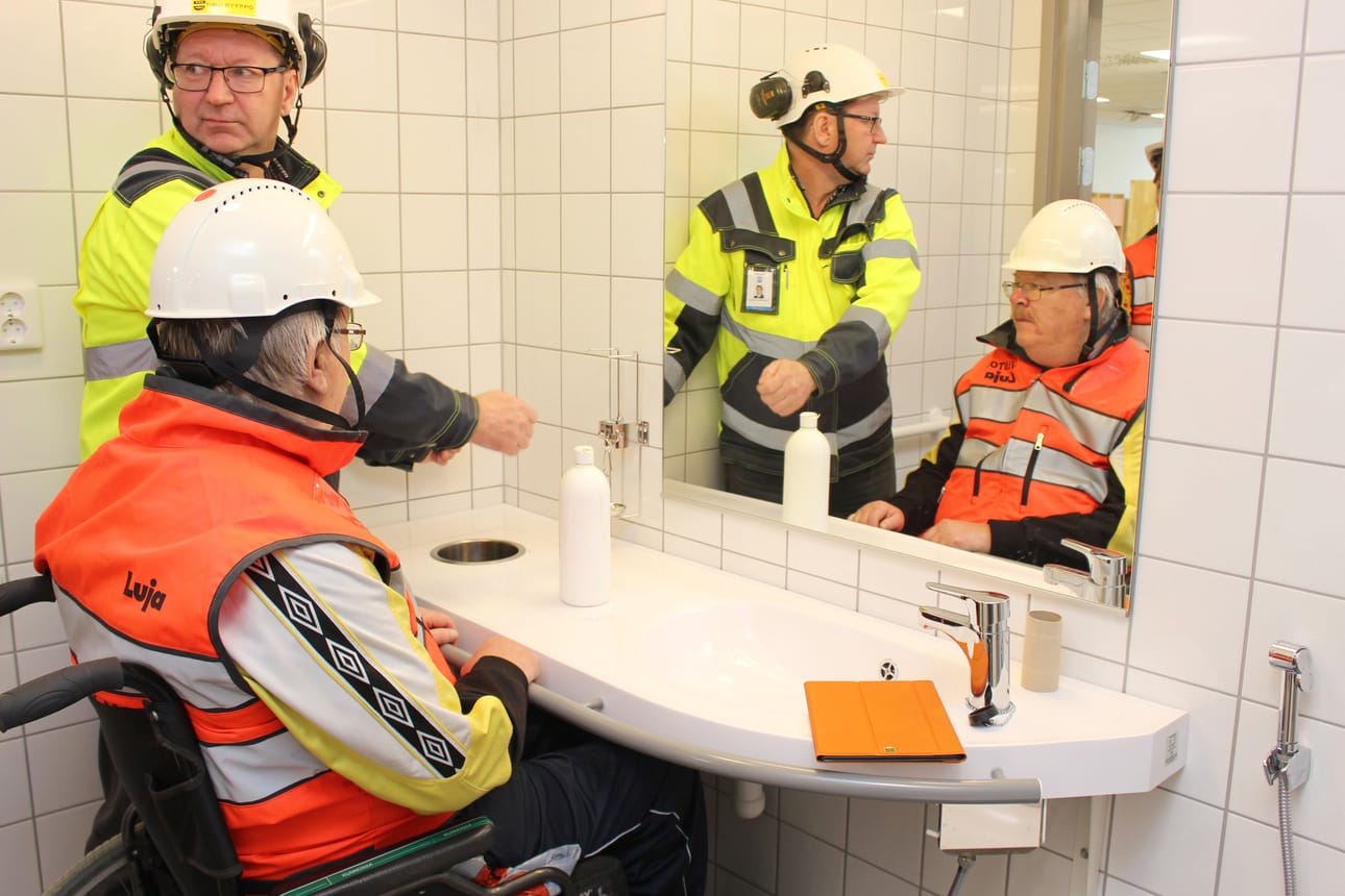 Pian valmistuvassa uudessa Ruukin koulussa on monta invavessaa. Timo Ryyppö kysyi Reijo Lepistöltä ja muilta esteettömyyskierrokselle osallistuneilta, missä olisi hyvä paikka käsipyyhetelineelle.