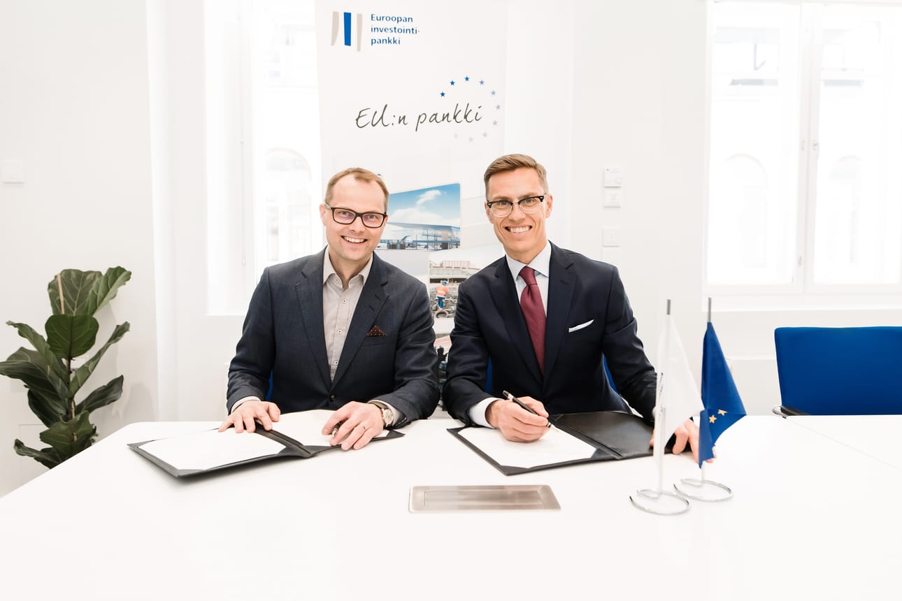 Hoivatilat Oyj:n toimitusjohtaja Jussi Karjula ja Euroopan investointipankin vastaava varapääjohtaja Alexander Stubb allekirjoitustilaisuudessa.