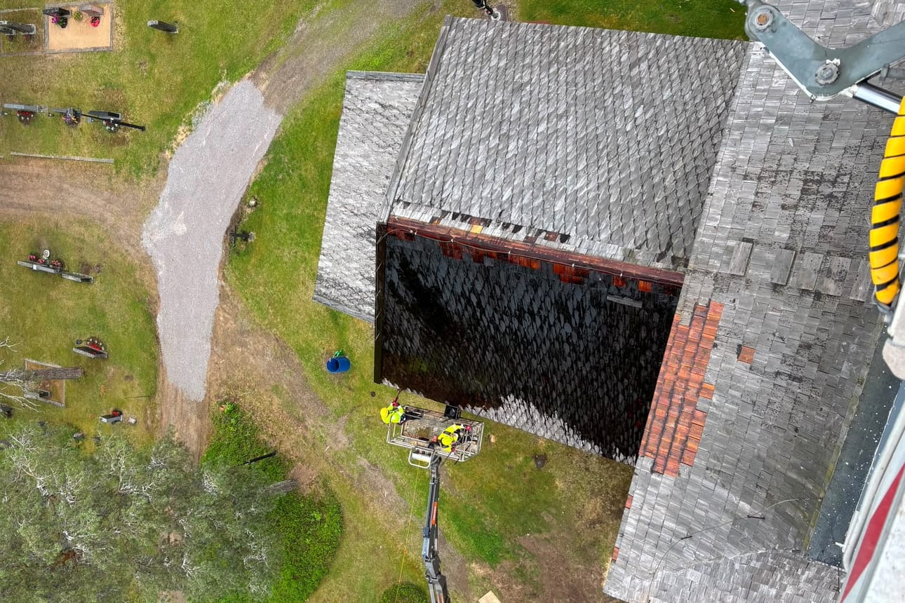 Siikajoen kirkon ja tapulin kattojen paanut ovat saaneet päälleen kotimaista Hakkaraisen hautatervaa. Ero kuivuneiden paanujen ja tervalla päällystettyjen välillä on valtava.