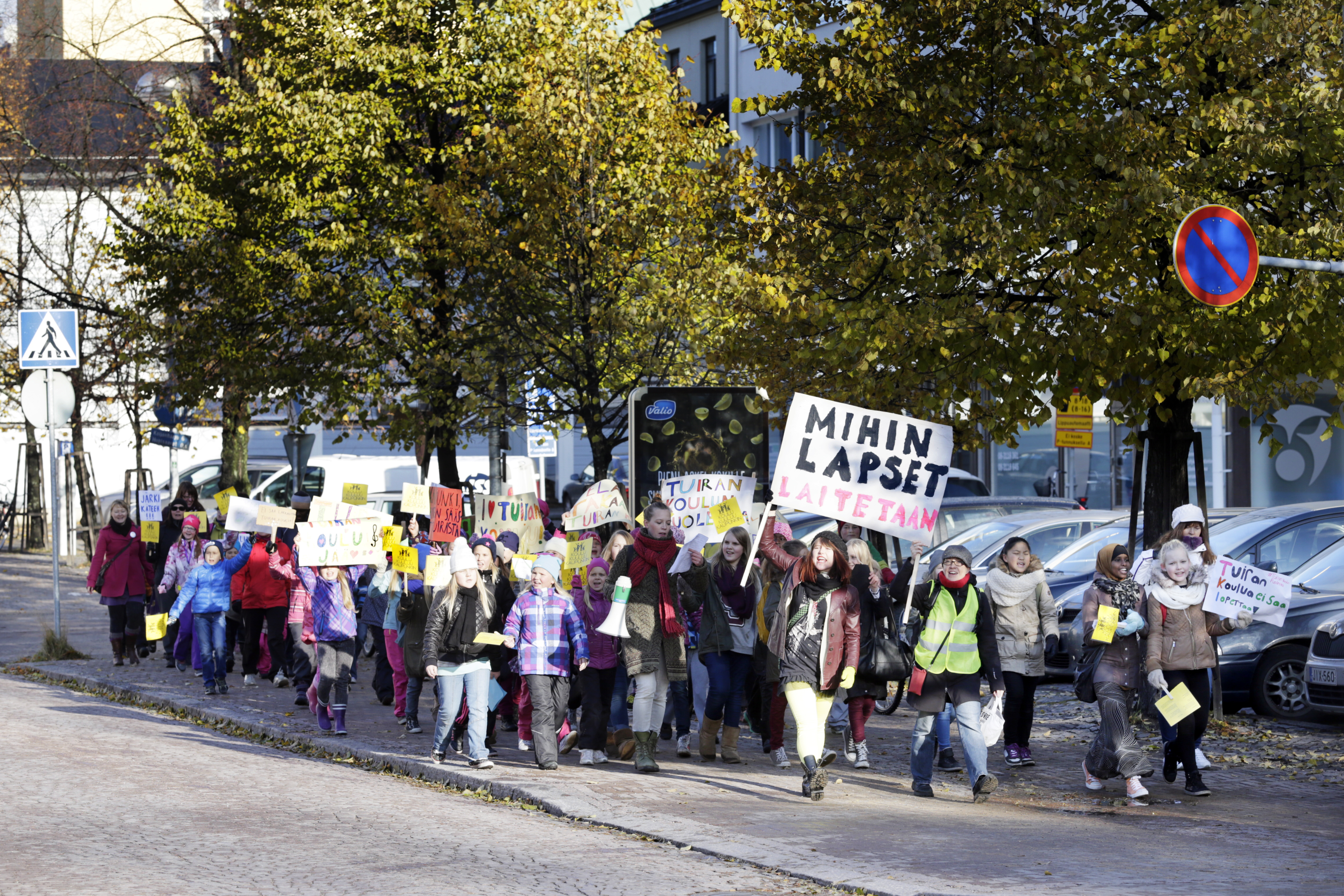 Mielenosoittajat saapuivat yhtenä joukkona Oulun kaupungintalolle.