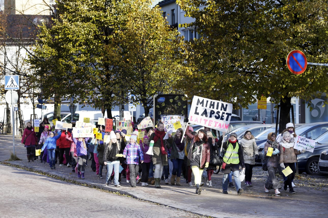 Mielenosoittajat saapuivat yhtenä joukkona Oulun kaupungintalolle.