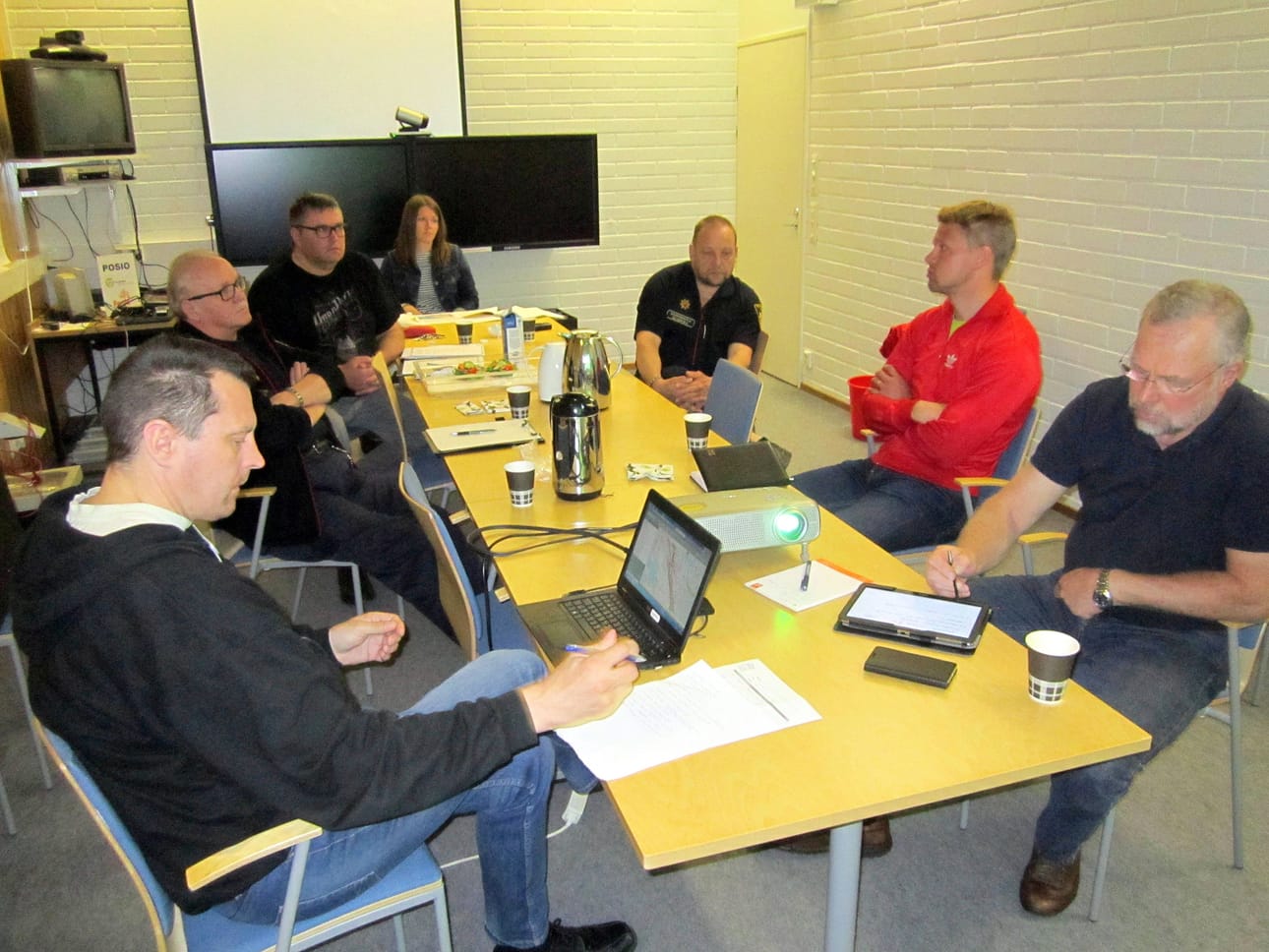 Posion kesäreittimerkintöjen paikkoja kartoitettiin kunnanvirastolla keskiviikkona projektisuunnittelija Vesa Koivumaan (vas.) johdolla.