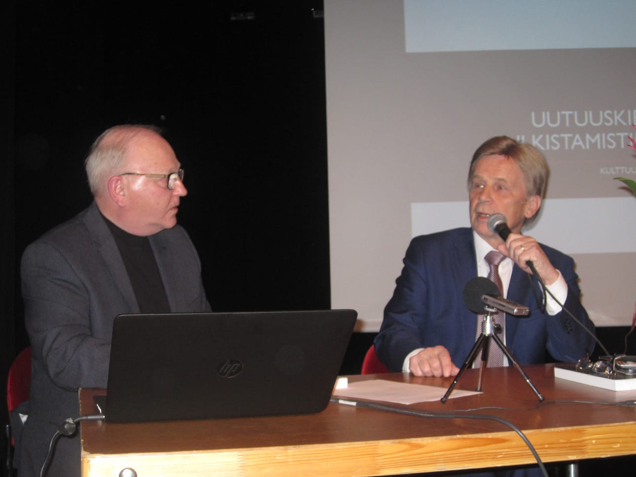 Teppo Sirniön kirja, Rehellistä ja petollista bisnestä julkistettiin viime viikolla Keuruulla, tuoretta kirjailijaa tenttasi tilaisuudessa Tepon pitkäaikainen ystävä, europarlamentaarikko Mauri Pekkarinen.