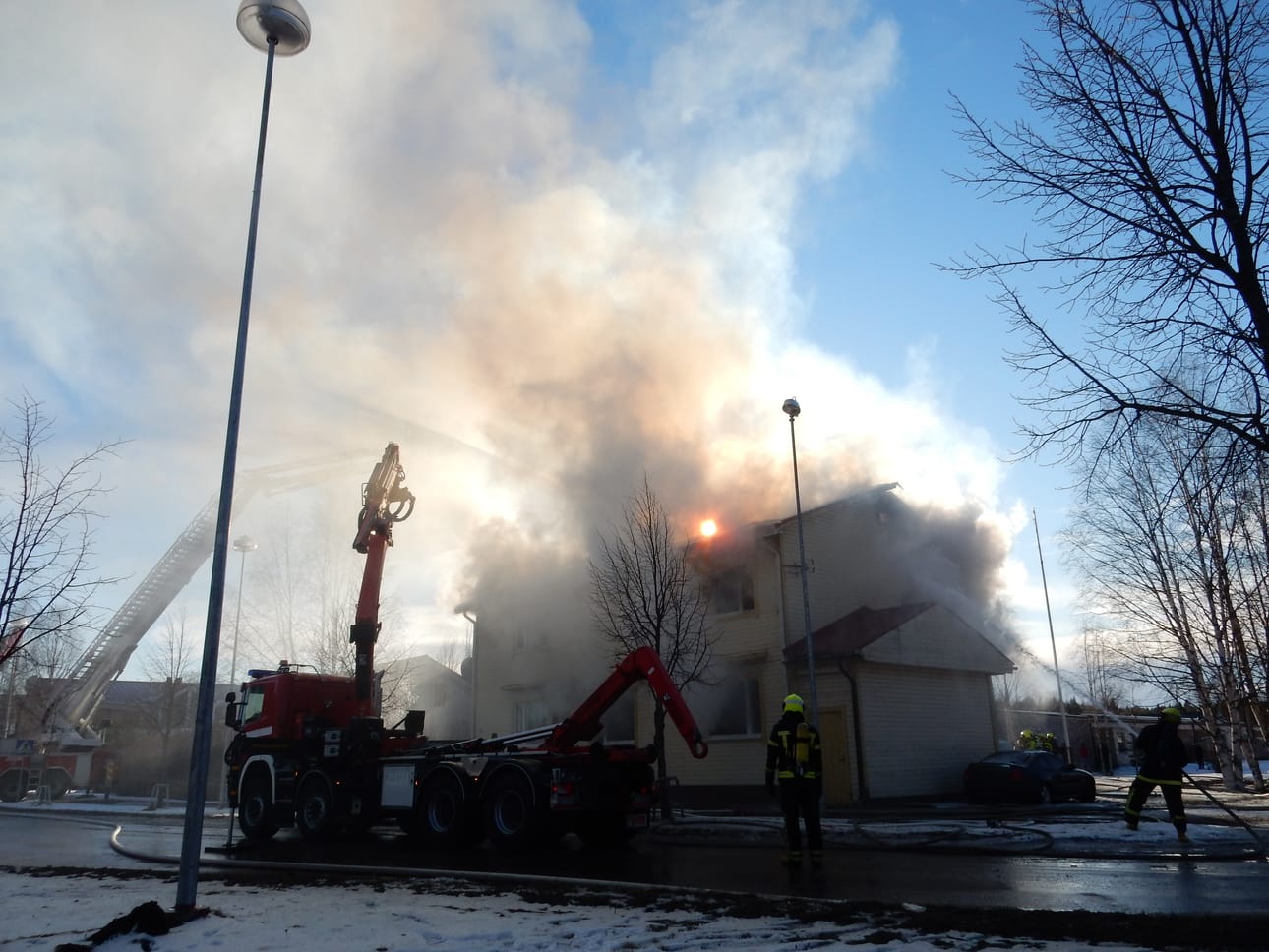 Tulipalosta muodostuu savua paljon, minkä takia pelastusviranomaiset kehottavat Oulaisten keskustassa olevia kotitaloksia sulkemaan ikkunat ja ilmanvaihdot.