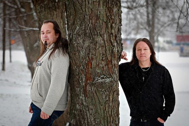Vaasalaiset Toni Jokinen ja Jukka Turunen ovat pitkän linjan kitaristeja. Kaksikon yhtyeitä ovat muun muassa Star Insight ja Refallen. Lisäksi Jokinen on tehnyt kaksi soololevyä nimellä Riveryman. KUVA: TANJA KORPELA
