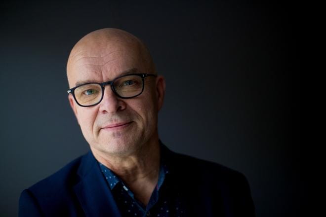 Jukka Kentala työskenteli Vaasassa ylihammaslääkärinä 24 vuotta. Hän aloitti vuonna 1986. – Silloin minulla oli vielä hiukset päässä, Kentala vitsailee. KUVA: JAAKKO ELENIUS