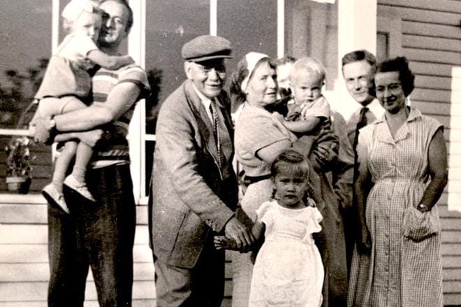 Antti Nelimarkka perheineen Espoon mökillä vuonna 1953 eli kolme vuotta ennen Neleksen perustamista. Kuvassa hänen siskonsa Helenan aviomies Gösta Lindholm (vas.) sylissään tyttärensä Saara, Eero Nelimarkka pitää kädestä Riitta Nelimarkkaa, Saima Nelimarkan sylissä Riitan veli Esa, heidän takanaan Antin sisko Helena ja oikealla aviopari Antti ja Kerttu Nelimarkka. Kuva: Riitta Nelimarkan arkisto