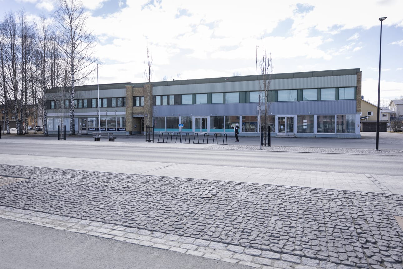 Koillissanomien entinen toimitalo Kuusamon Kitkantiellä on vaihtamassa omistajaa. Kyseessä on Kaleva Oy:n omistuksessa olevat kaksi kiinteistöä, jotka ovat siirtymässä Kuusamon kaupungin omistukseen. Muutoksenhakuaika ja lopullinen kauppa edellyttää vielä molempien osapuolien hyväksyntää. Kauppakirjat päästäneen allekirjoittamaan aikaisintaan noin 20 päivän kuluttua.