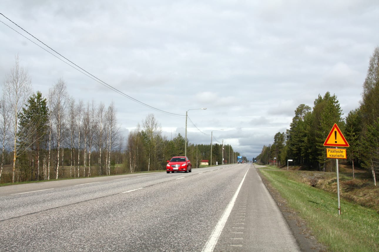 Pikipojat levittävät suven aikana uutta päällystettä kolmelle pidemmälle tieosuudelle Siikajokivarressa. Pohjois-Pohjanmaan Ely-keskuksen alueella nelostiellä päällystettävistä kohteista pisin on Pulkkilan ja Rantsilan väliin jäävä 18 kilometrin mittainen tieosuus, joka on jo paikoin hyvin reikäinen. Kuva: Sari Junnonaho