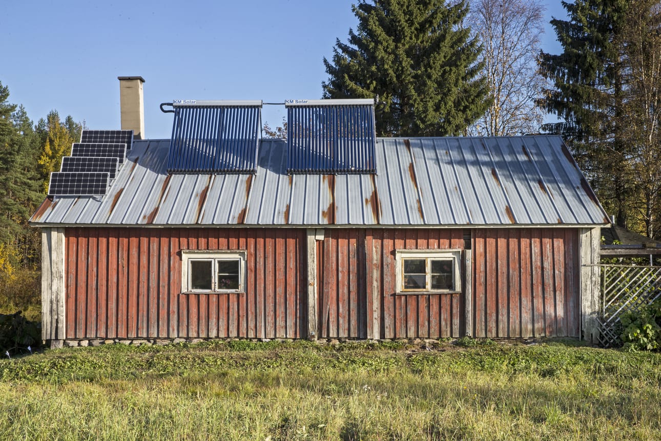 Aurinkosähkö kiinnostaa kuluttajia. Panelit voi asentaa vaikka navetan katolle.