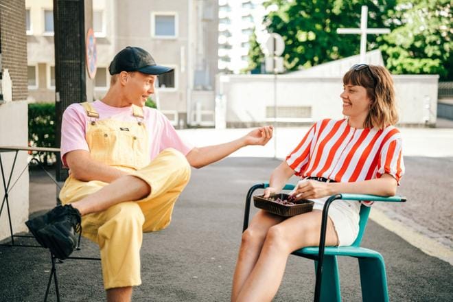 Anna Airola (Oona) ja Elias Salonen (Arttu) nähdään edelleen bestiksinä hulvattomassa parikymppisten komediassa. KUVA: Jaakko Kahilaniemi