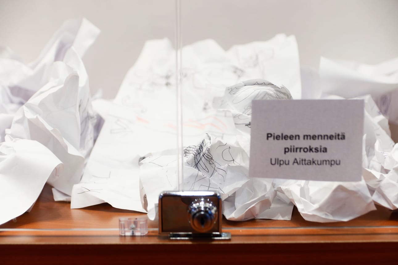 Lasten taidenäyttelyssä on muun muassa kasa pieleen menneitä piirroksia.