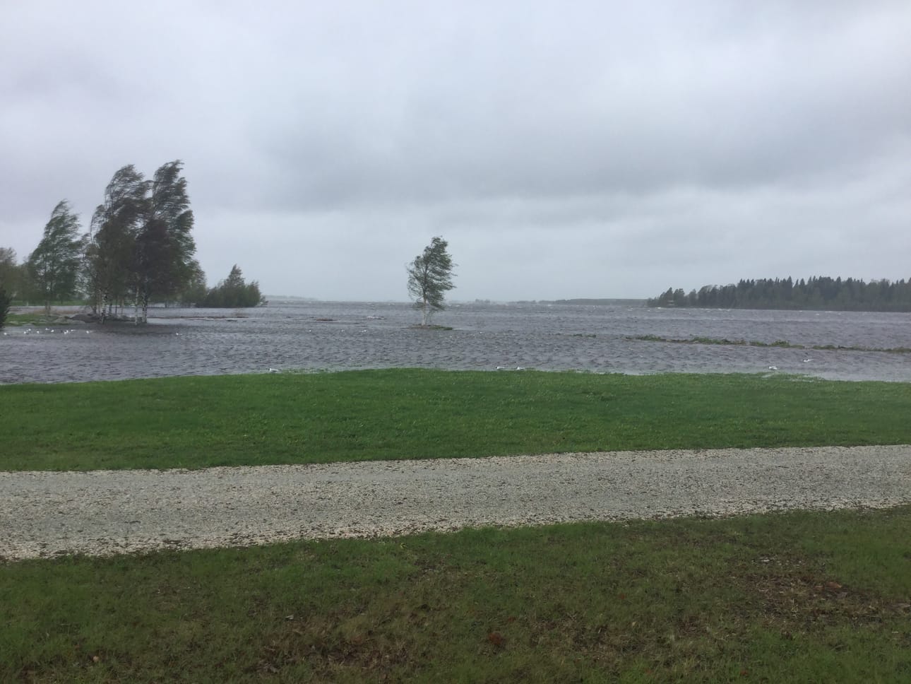 Ruutinranta on Kemissa veden peitossa myrskyn vuoksi. Lukijan kuva.