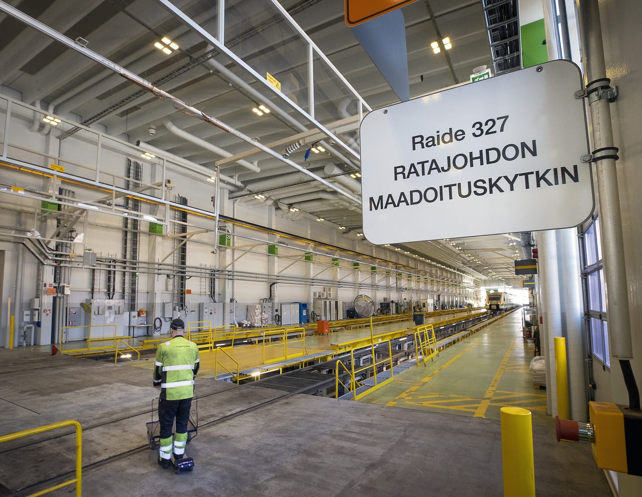 Liikenneympyrän junanvaunu oli ensimmäinen airut Oulun varikolla ensi vuoden puolella alkavasta urakasta.