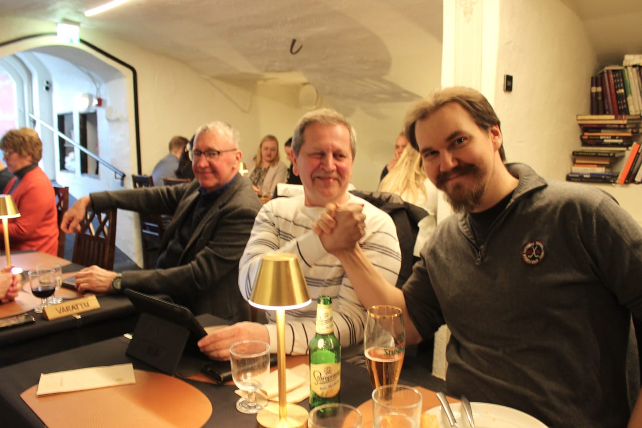 RKP:n vaalivalvojaiset pidettiin kristiinalaisessa ravintolassa. Sekä Tommy Englund (oik.), Kaj Kärr (keskellä) ja Mikael Perjus (vas.) tulivat valituiksi Kristiinan kaupunginvaltuustoon. Kärr ja Perjus ovat tämän jutun kirjoittamishetkellä pääsemässä myös Pohjanmaan aluevaltuustoon.