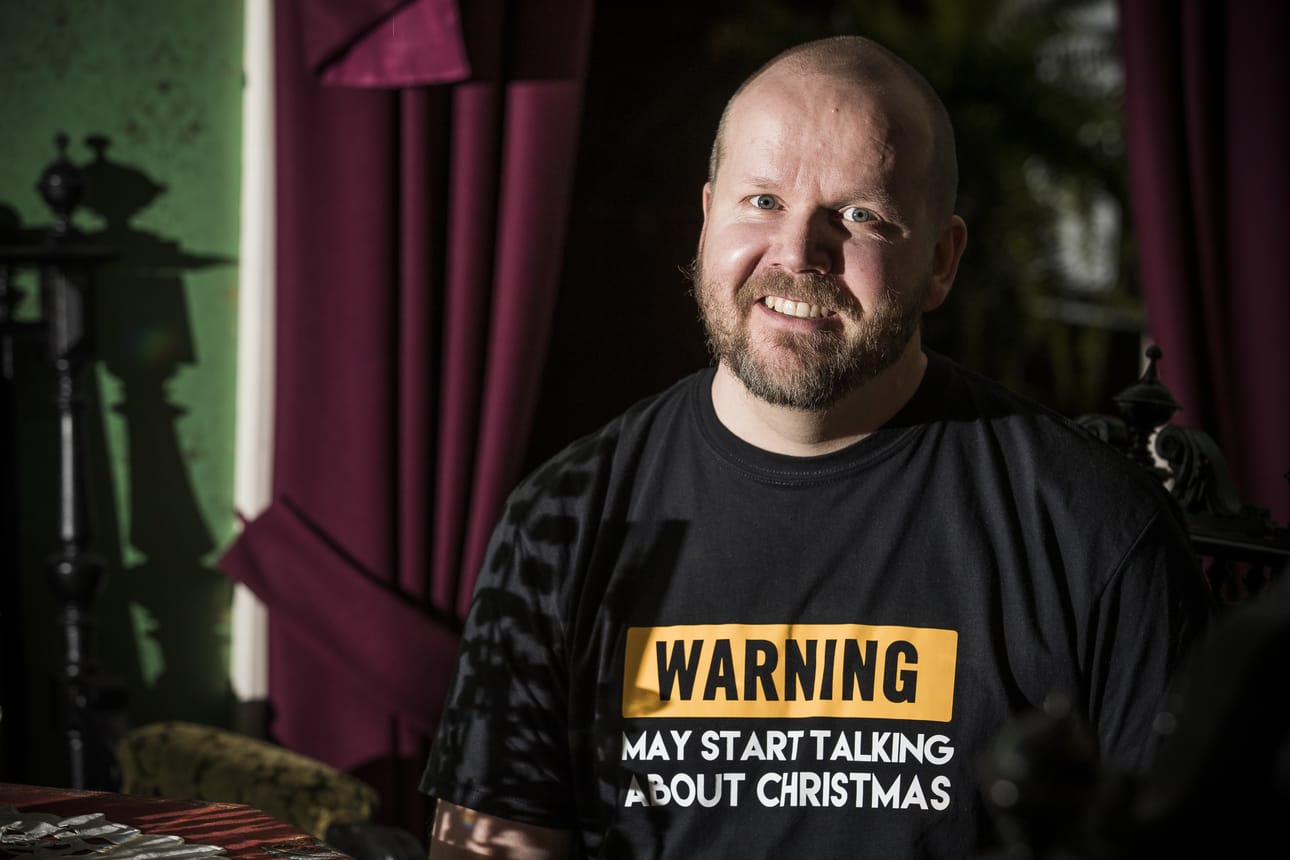Aki Pulkkanen toivoo, että hänen joulukirjaansa luettaisiin huumorilla ja ihmetellen.