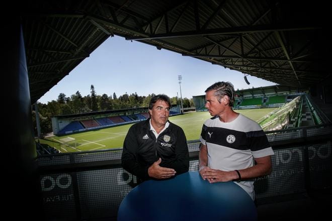 SJK:n Aleksei Eremenko ja VPS:n Petri Vuorinen johtavat joukkueensa toisiaan vastaan lähes kolmen vuoden tauon jälkeen. Silloin Eremenko valmensi liigassa pelannutta Jaroa. KUVA: JAAKKO ELENIUS