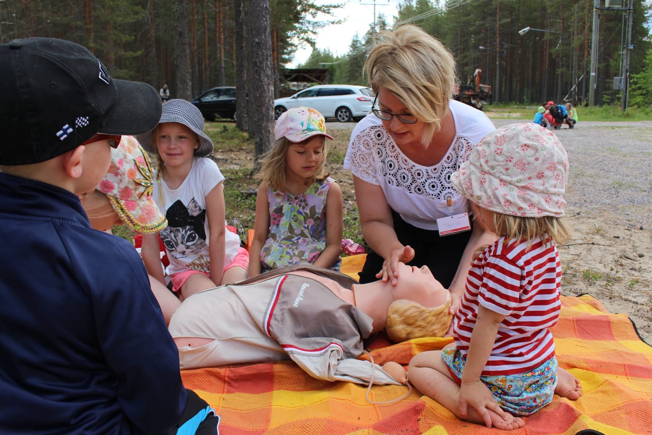 Tanja Laakso näytti SPR:n Siikajoen osaston pisteellä, miten elvytys sujuu oikeaoppisesti.