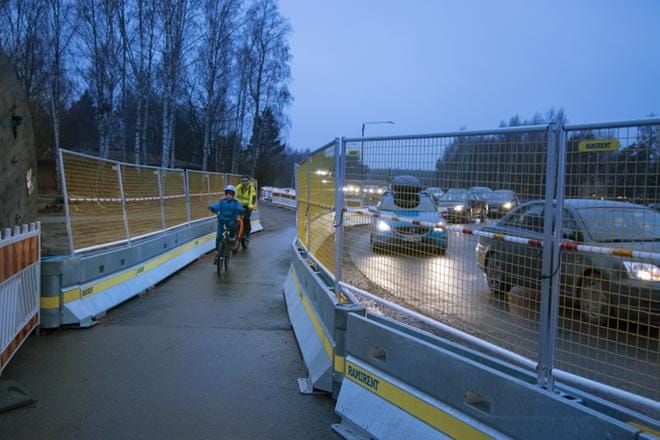 Kevyen liikenteen väylä puikkelehtii uuden kiertotien vieressä Alskatintiellä. KUVA: KATARIINA PAAJASTE