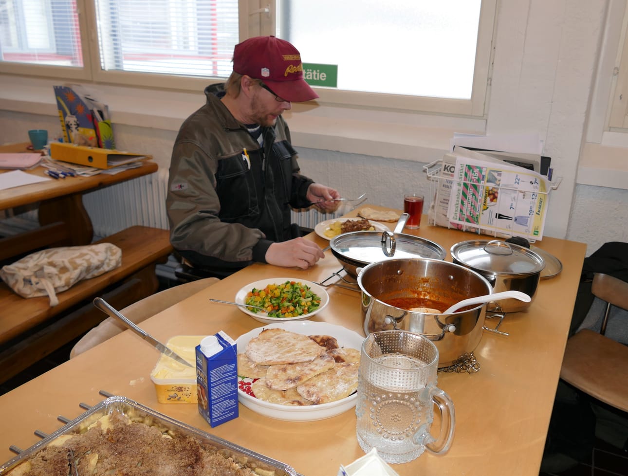 Maanantaina kurssilla tehtiin muun muassa jauhelihakastiketta, linssikeittoa ja omenapaistosta. Jani Mikkola maistelee.