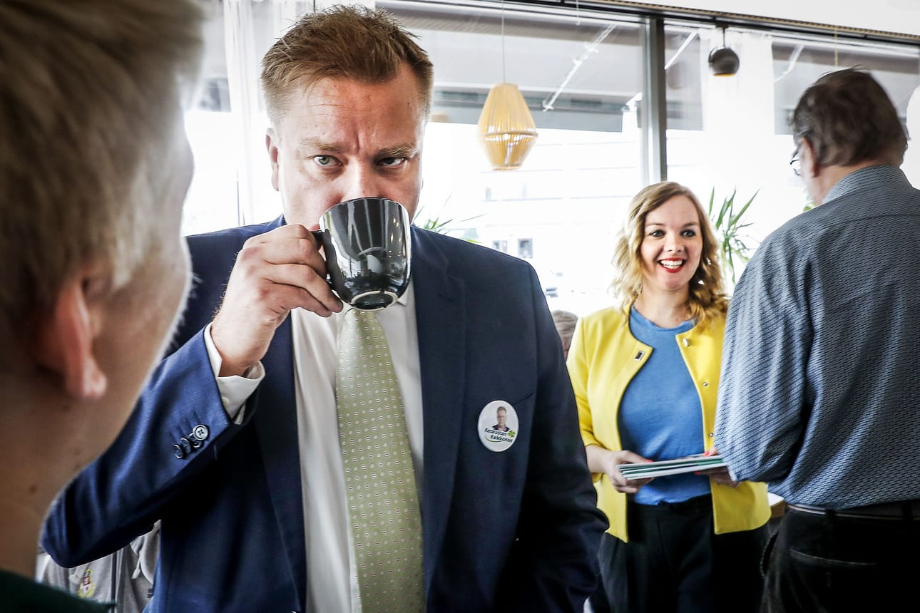 Antti Kaikkonen sai tuekseen useita entisiä ministereitä. Vastaehdokkaana puolueen puheenjohtajaksi on Katri Kulmuni (taustalla).