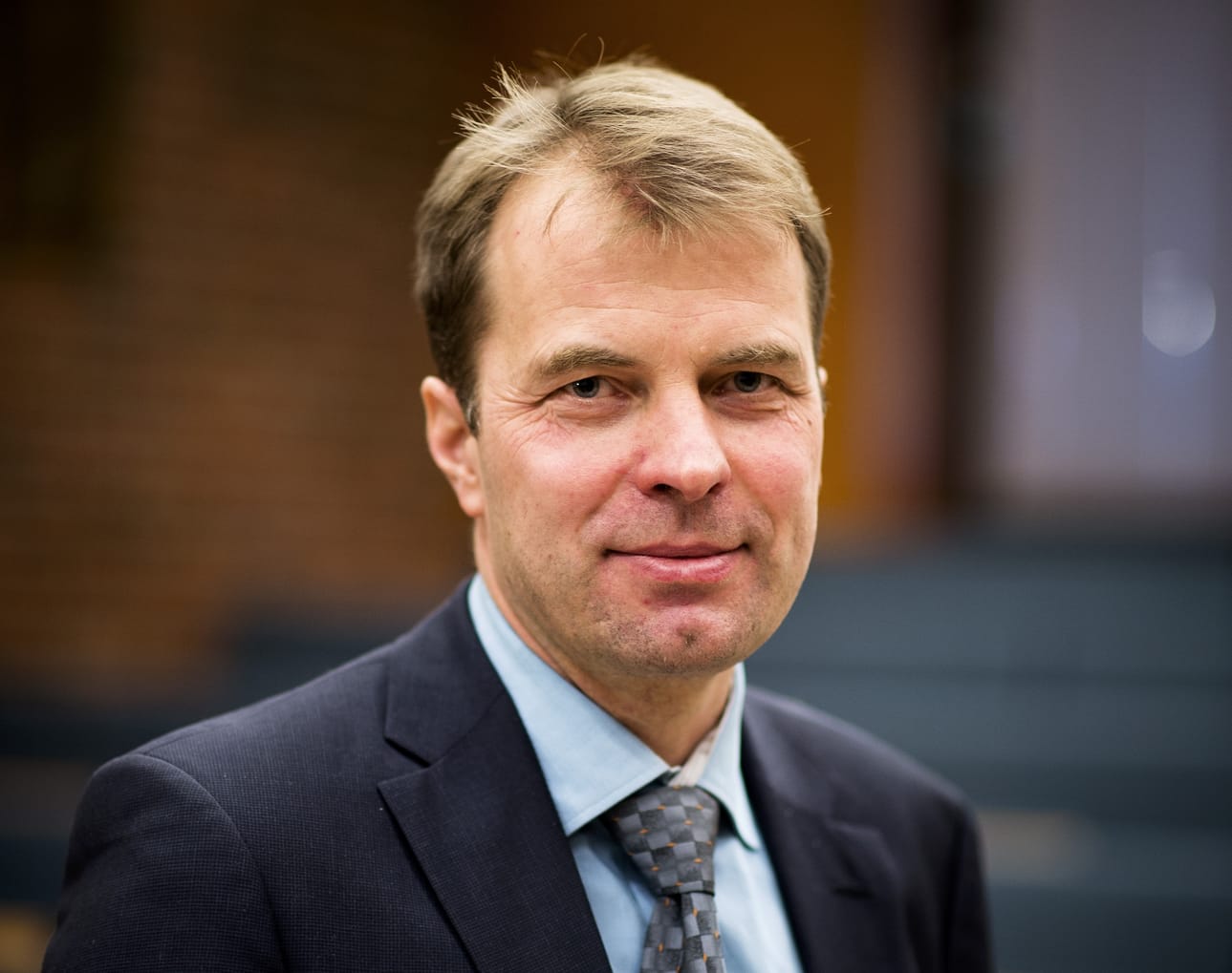 Taloustieteen professori Roope Uusitalo muistuttaa, että monissa EU-maissa tehdään enemmän osa-aikatyötä, mikä vaikuttaa vertailutuloksiin.