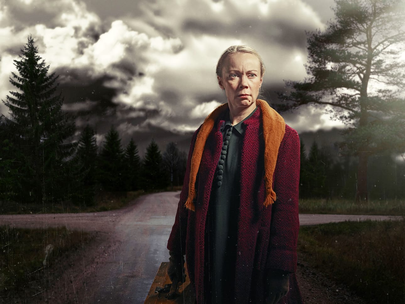 Kirsi Kärnä esittää Lahjaa. Vahvan äidin varjossa kasvanut nainen saa seurakseen katkeruuden.