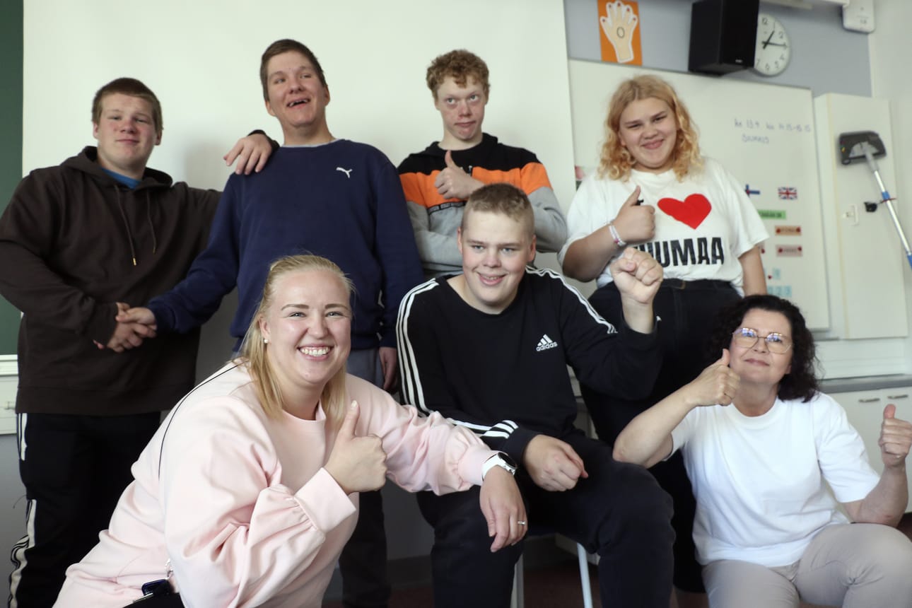 Juho Oksan koulun pienryhmässä on hymy herkässä, kun yhteisessä hetkessä muistot palaavat luokkaretkeen. Marjut Lehtosen luokassa koulunkäynnin ohjaajina toimivat Marjo Salmela ja Virpi Bonney. Ryhmään kuuluvat Aava Arvola, Leevi Lehtola, Ville Lehtikangas, Joona Perttu ja Martti Laulumaa. Kuvasta puuttuvat Petra ja Roni Raetsaari.