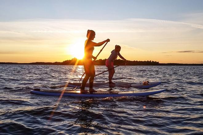 Sup-laudalla voi lähteä vaikka yön yli -retkille saaristoon tai kiertää Mansikkasaari ja pysähtyä nauttimaan auringonlaskusta. Kuva: Ville Kasari