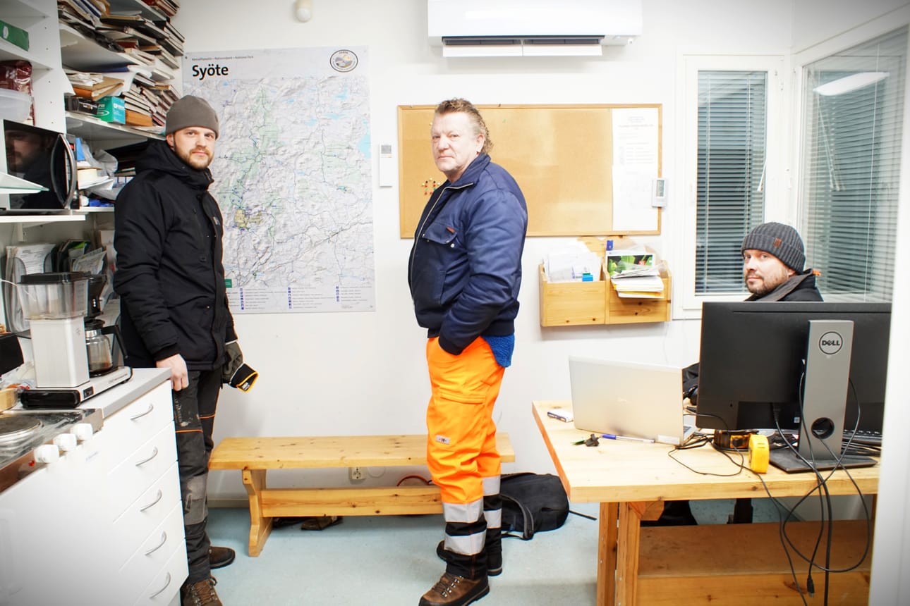 Joona Karttunen (vasemmalla) sai neuvoja tulevaan urakkaansa Matti Salonpäältä. Myös kenttämestari Ville Kiminki tietää Salonpään neuvoja vielä tarvitsevansa.