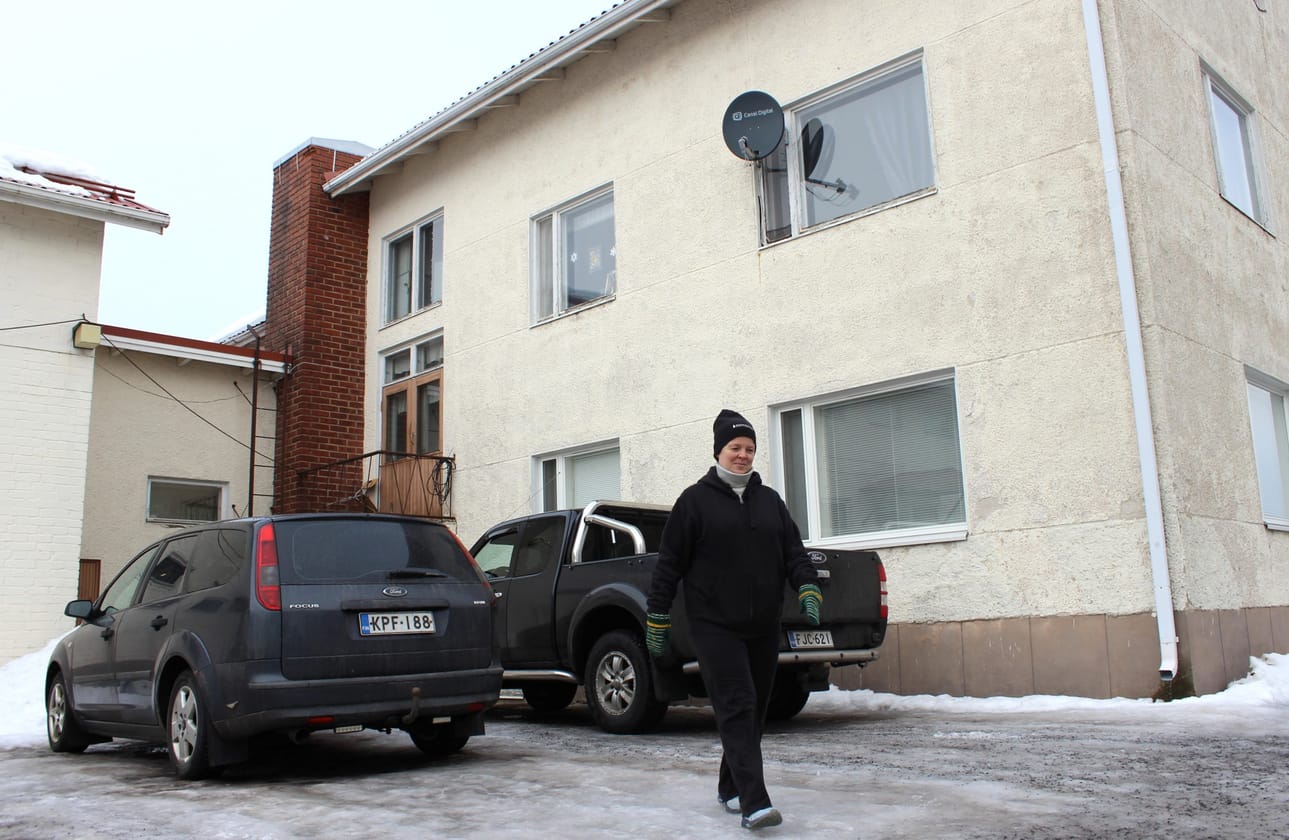 Isojokelainen Tiina Vähäkuopus on lähdössä kotipihastaan lenkille. Häntä kiehtovat paikkakunnan liikuntaolosuhteet ja nähtävyydet.
