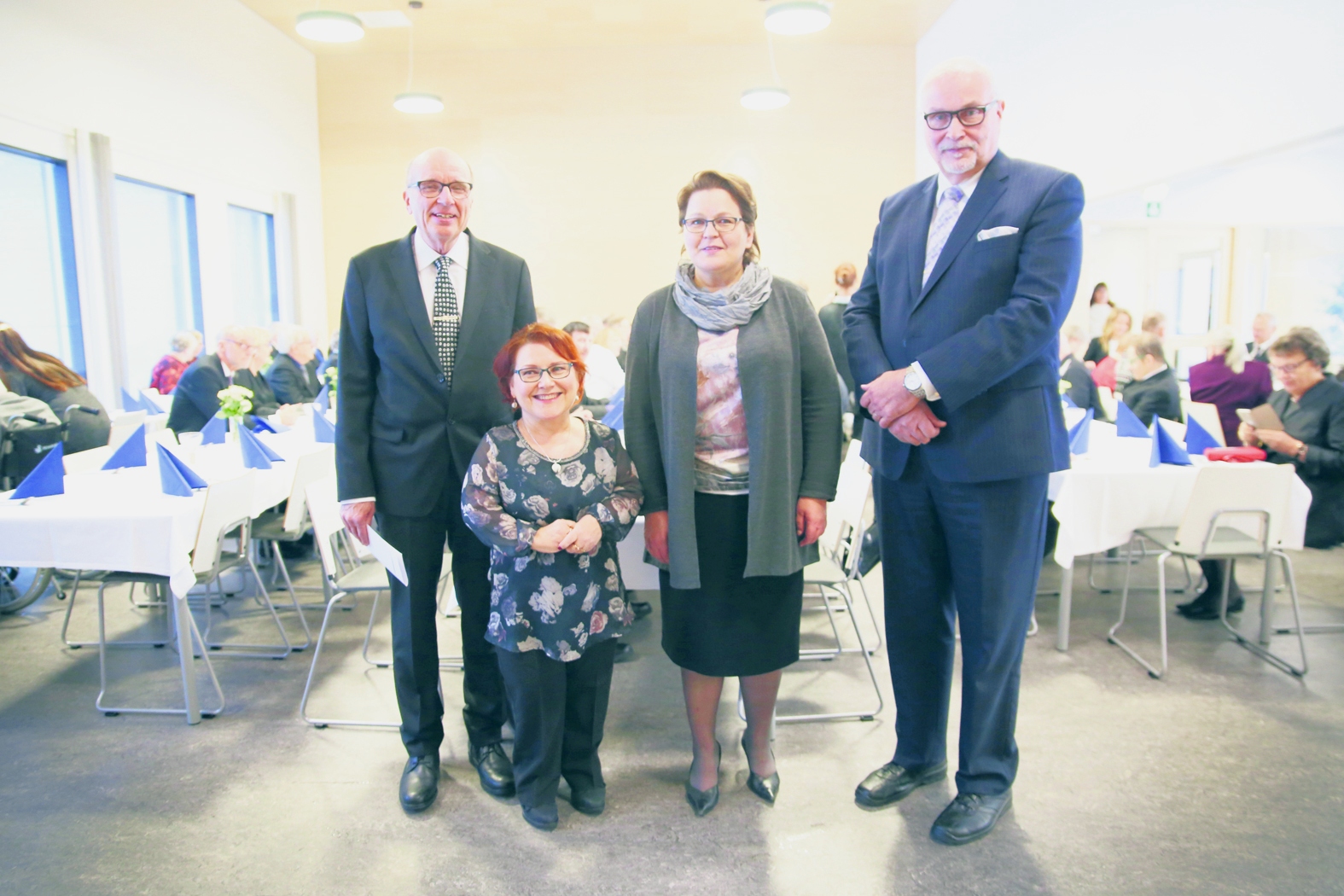 Lakeuden Palveluyhdistyksen 50-vuotisjuhlassa tervetulosanat lausui yhdistyksen hallituksen puheenjohtaja Markku Rahko (vasemmalla). Kuvassa myös historiikin esittänyt Hannele Heikkilä-Tuomaala, toiminnanjohtaja Tuula Mikkolanvaara ja juhlapuheen pitänyt dosentti Jorma Niemelä.