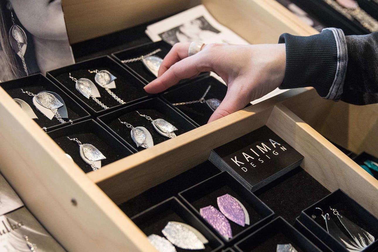 Korundi Shop tukee mielellään paikallisia tekijöitä ja korusuunnittelija Kaisa Sipovaara on yksi heistä. ”Kaima Design –korut tehdään käsin Rovaniemellä kotimaisesta poronnahasta ja nikkelittömästä korumetallista.”