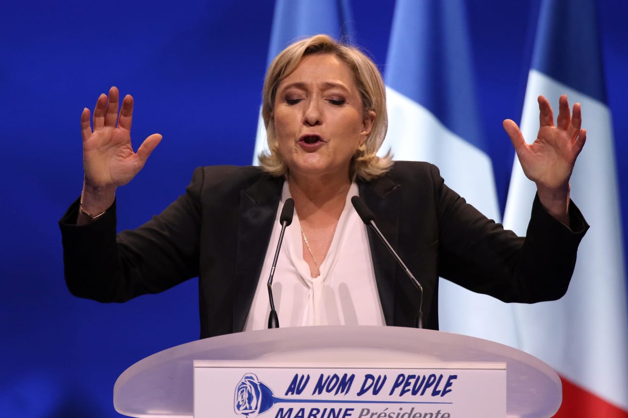 Äärioikeiston presidenttiehdokas Marine Le Pen syyttää mediaa kampanjoinnista Emmanuel Macronin puolesta.