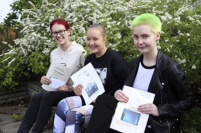 Alajärven lukion ykkösten Veden vuosi -valokuvauskilpailussa palkittiin parhaana Janet Vuorinen (oik.), toisena Sanni Langhed ja kolmantena Noora Kangastie. KUVA: SARI HEINILÄ