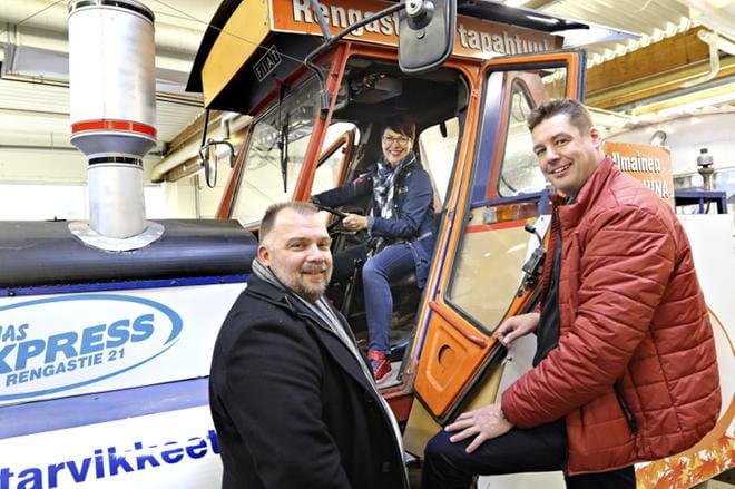 Syysmarkkinoiden koordinaattori Eira Viitala tyyrää ja alueen yrittäjät Jan Koskela (vas.) ja Juha Alanen ovat tyytyväisiä, kun cityjuna ajaa ympäri Rengastietä osallistuvien yritysten tiealueilla markkinoiden ajan lauantaina ja sunnuntaina. KUVA: HANNU LUSA