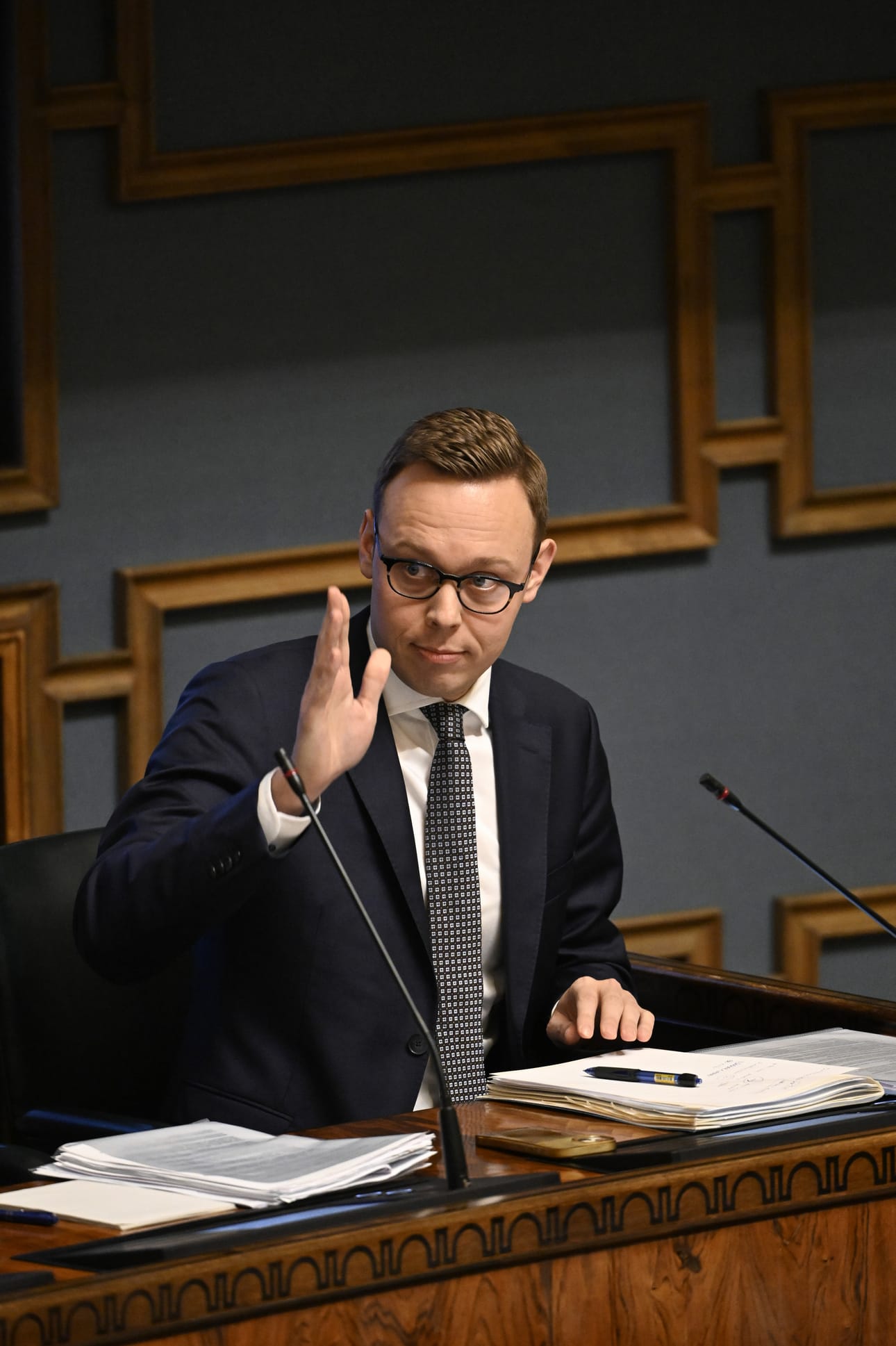 Työministeri Matias Marttinen kertoo olevansa valmis tekemään muutoksia määräaikaisia työsopimuksia helpottavaan lakiesitykseen.
