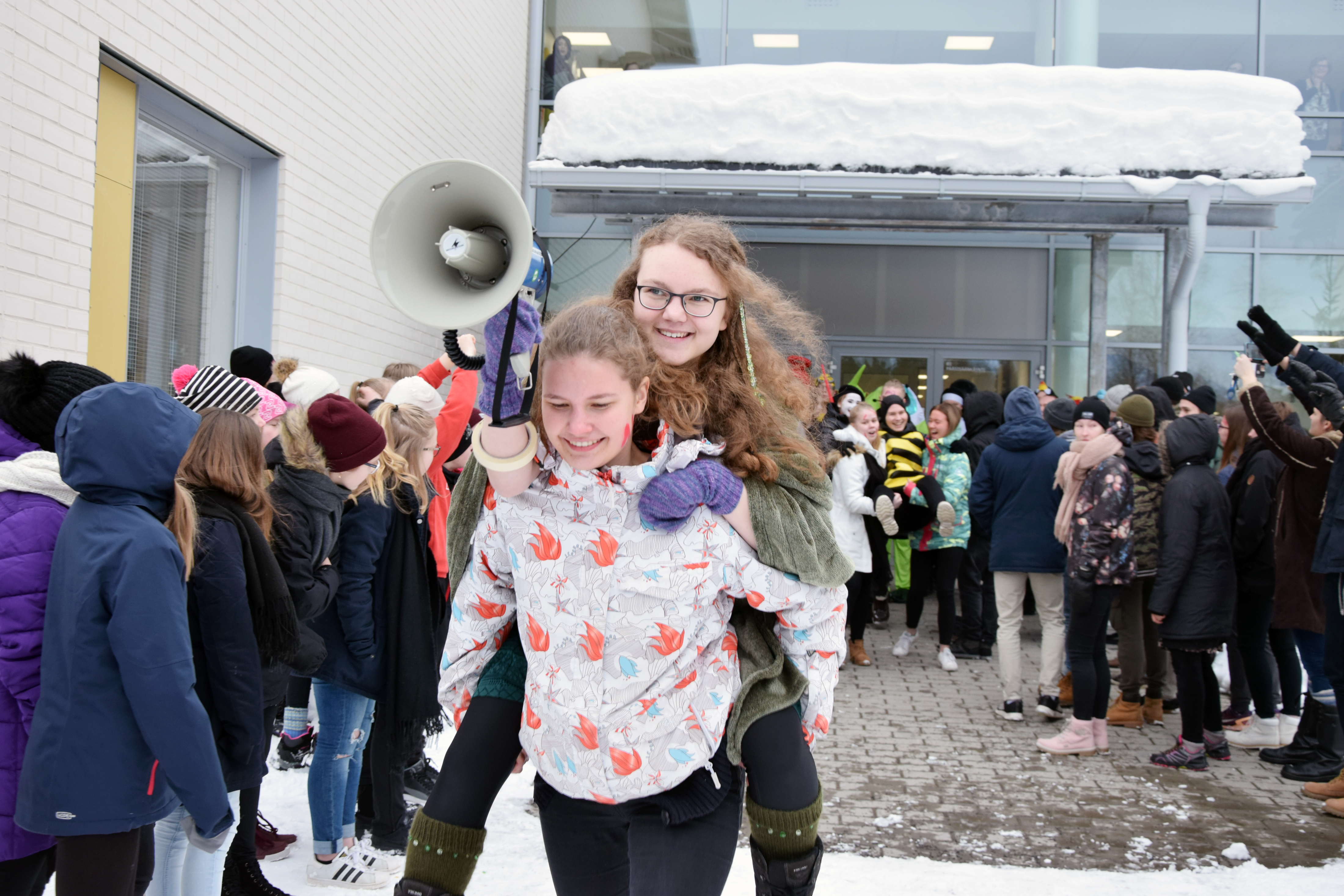 Kyllä abien kelpaa. Kultatuolissa kannetaan koulusta ulos. Kuva Juha Honkala
