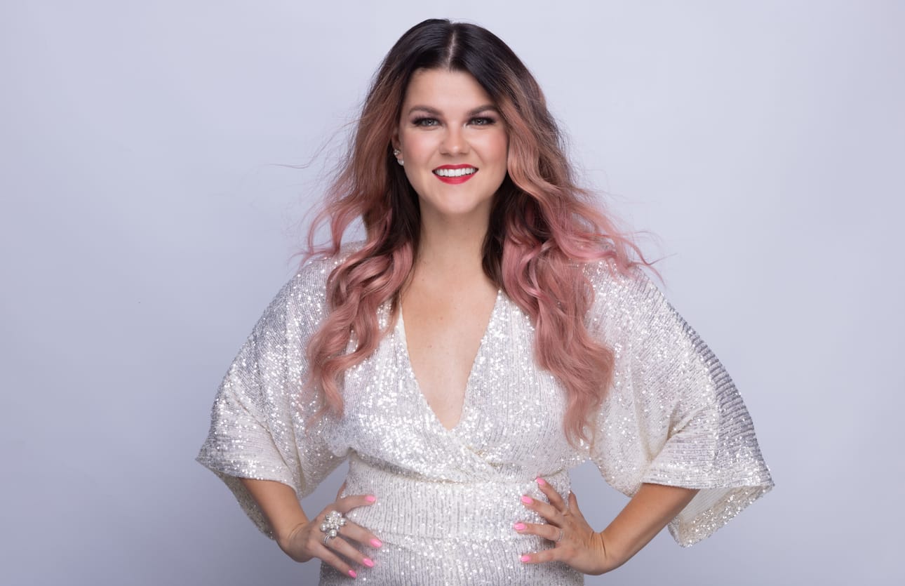 Saara Aalto kertoo odottavansa Vaasan konserttia ja koko joulukiertuetta.