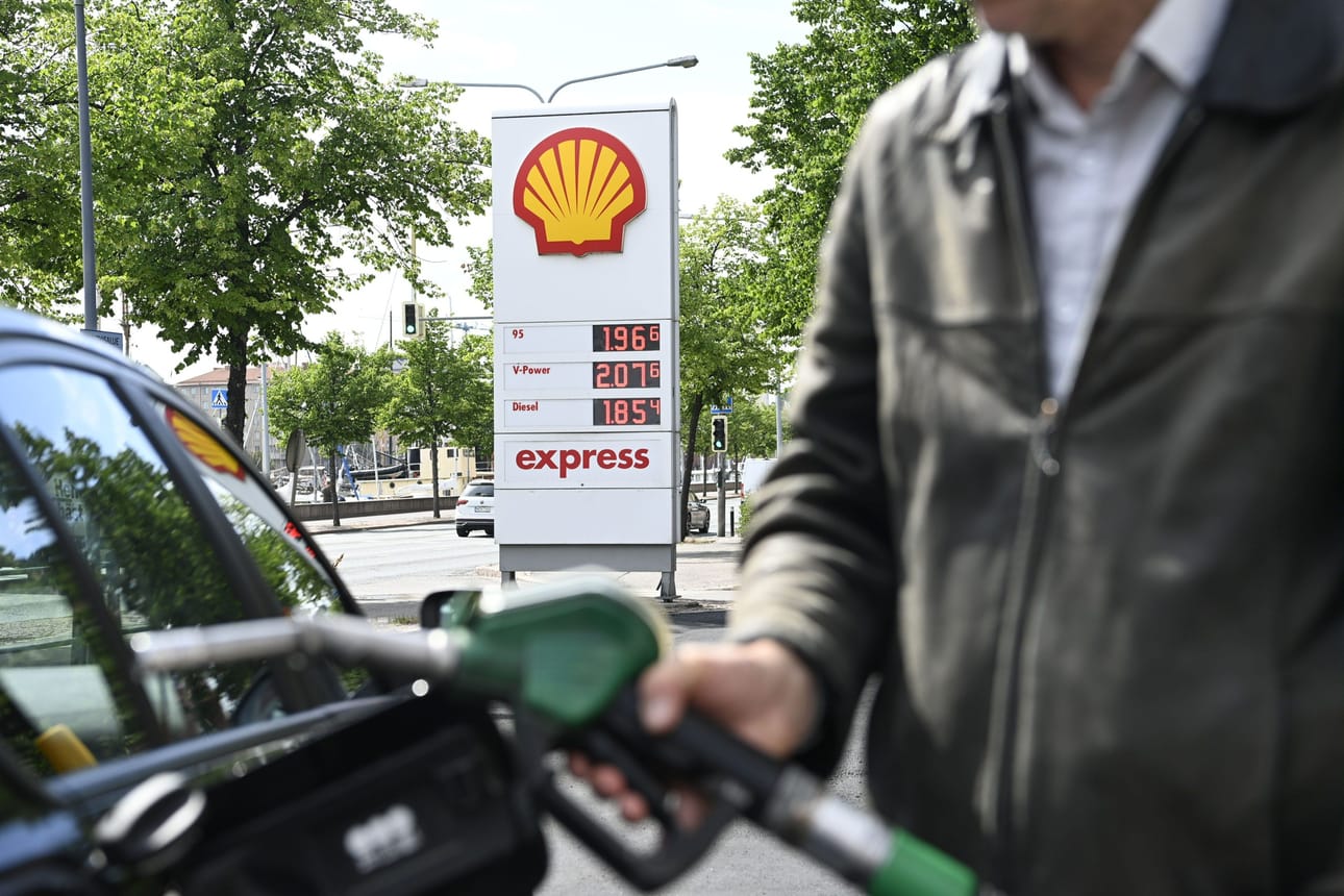 Bensiini maksoi kesäkuussa 23 prosenttia ja diesel 24 prosenttia vähemmän kuin vuotta aiemmin. Kevyt polttoöljy oli jopa 32 prosenttia halvempaa kuin vuosi sitten. LEHTIKUVA / Eelis Berglund
