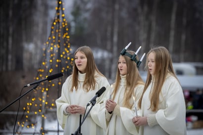 Kuvagalleria: Oulunsalon entisajan joulumarkkinoilla oli tunnelma kohdillaan