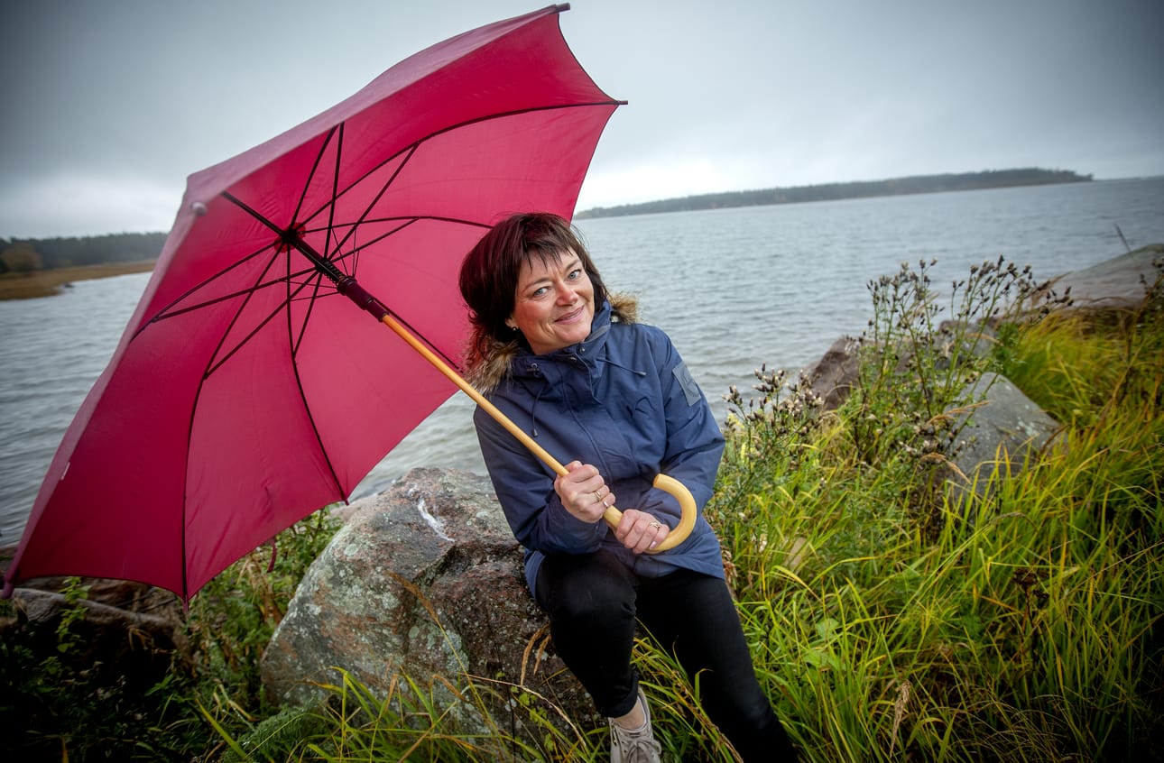Anne Karjaluoto on neljännen polven raahelainen. Hän rakastaa toreja ja toivoisi, että Raahen torisi siirtyisi hänen rakastamaansa merenrantaan. Taustalla näkyy saari, missä hän viettää kesällä aikaa.